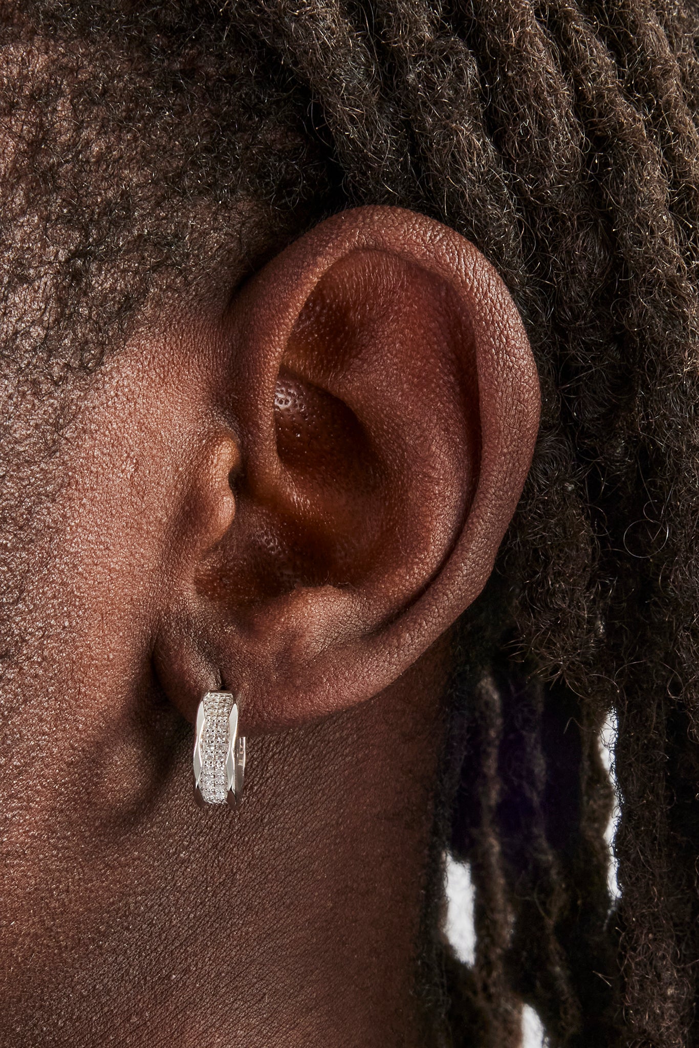 Huggie-Ohrringe mit poliertem Rand und Eiskristall in der Mitte – 15 mm